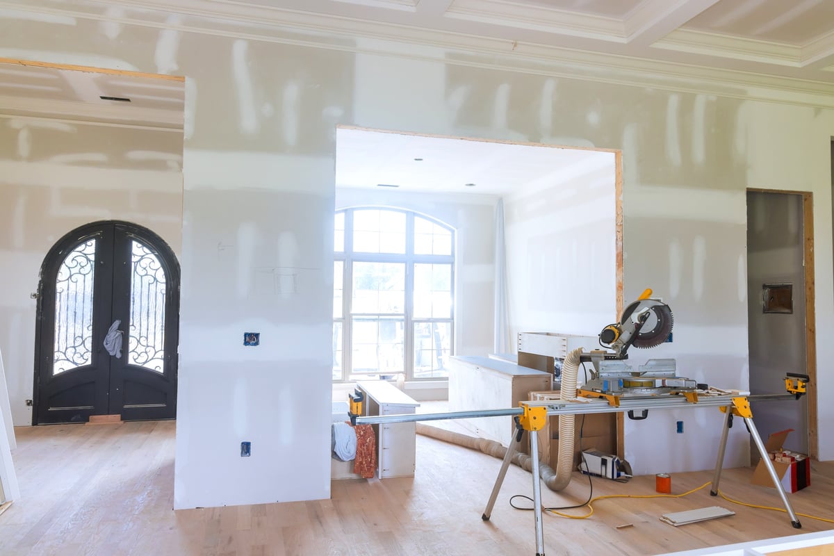 Espacio en proceso de limpieza de fin de obra con material de trabajo
